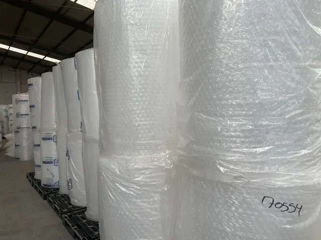 Pasillo del almacén de Burbumex con rollos de poliburbuja