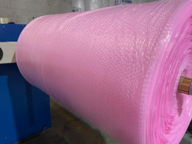 Rollo de poliburbuja antiestática rosa en la máquina de producción de Burbumex